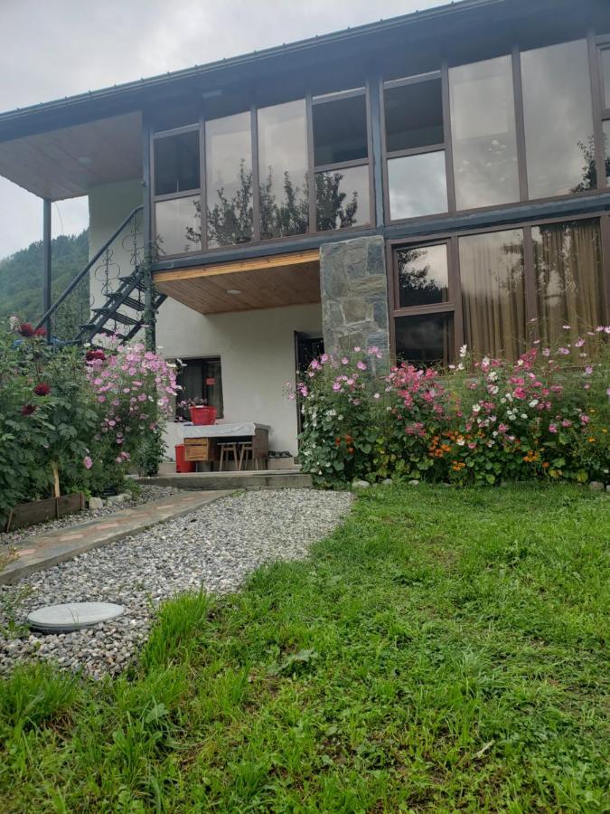 Guest House Nanu Mestia Esterno foto